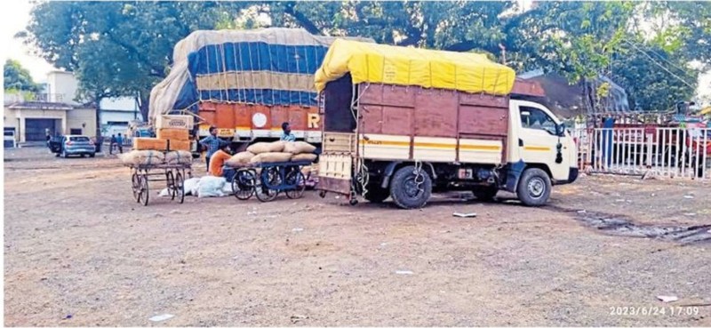 ट्रांसपोर्ट नगर के लिए नहीं हुई पहल, शहर में गाड़ियों के आने से यातायात होता है बाधित