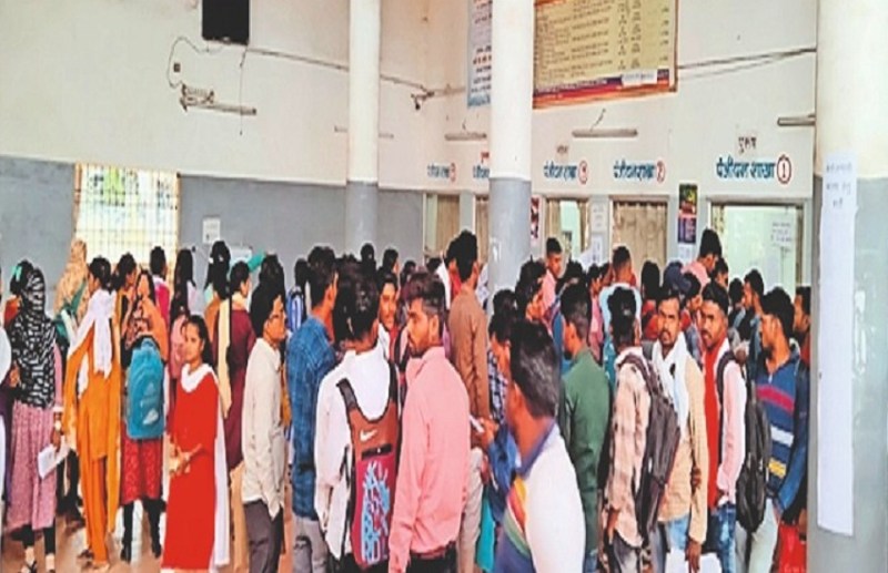 Crowd of youth to register