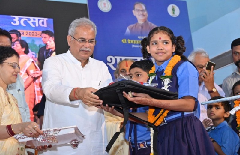 मुख्यमंत्री ने तिलक लगाकर व मिठाई खिलाकर छात्रों को कराया शाला प्रवेश