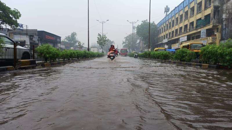 Ahmedabad: मानसून की पहली बारिश में जगह-जगह भरा पानी, मनपा के दावों की खुली पोल