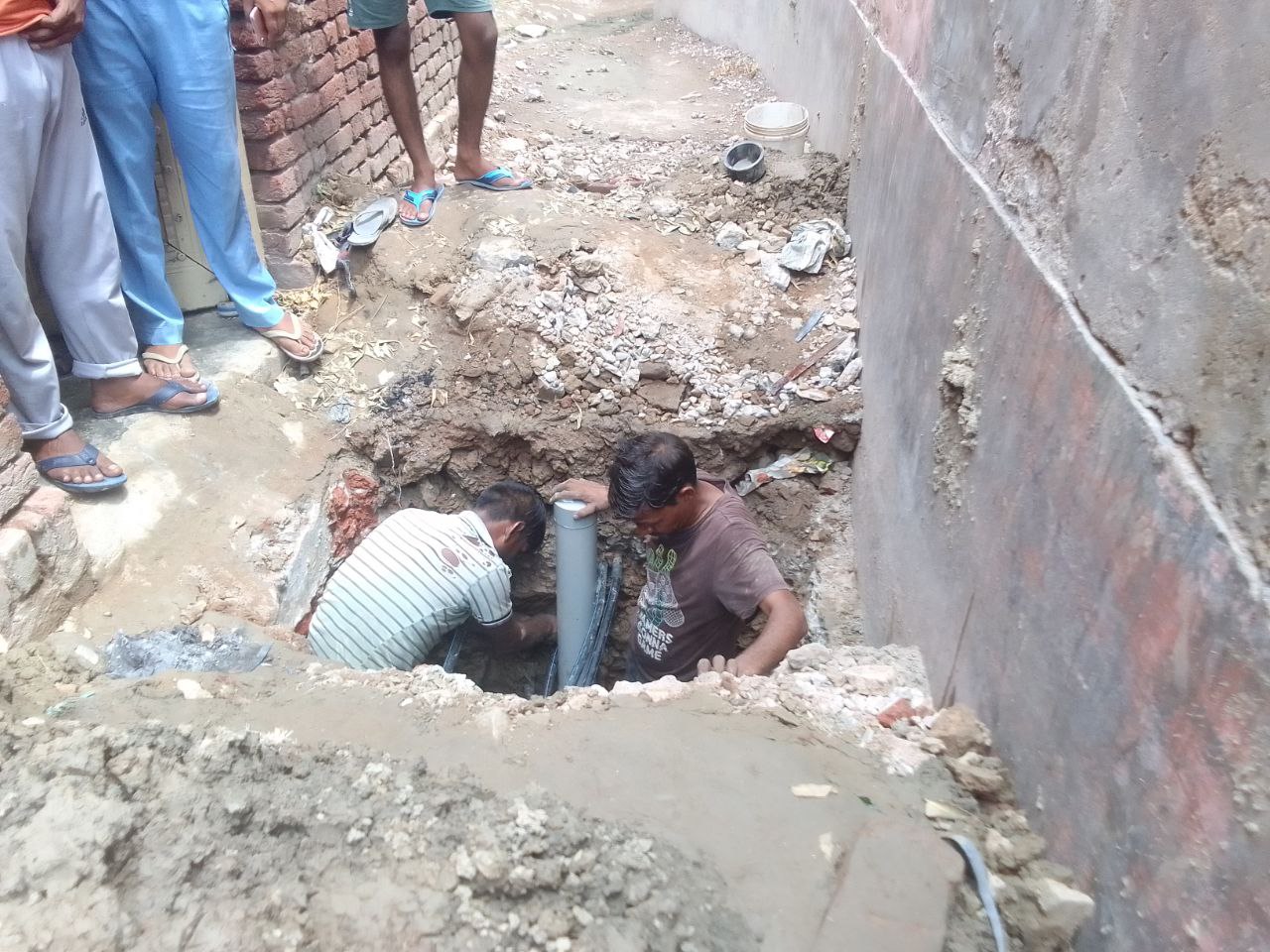 गर्मी में पानी की समस्या से परेशान लोगों ने कहा...टैंकरों से मंगवाने को पैसे होते तो नल क्यों लगवाते