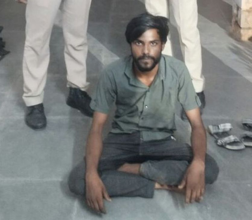 पुलिस ने छापा मारा तो पिस्तौल छुपाने भाग रहा युवक पकड़ा
