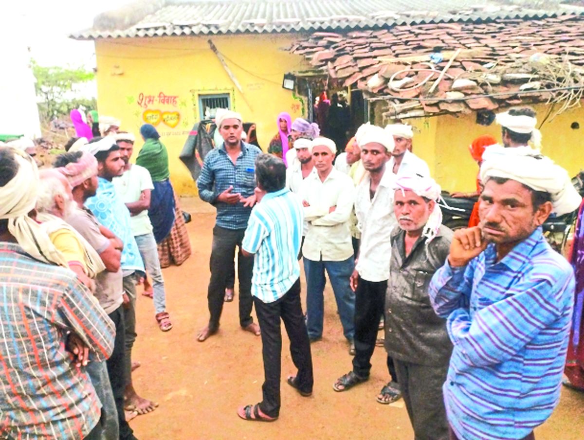 हत्या का आरोप, मामला दर्ज करने की मांग पर अड़े परिजन