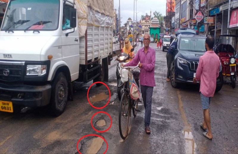 More than 500 potholes in Dhamtari's National Highway, inviting death