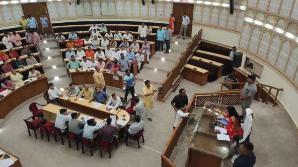 Deputy Mayor Puneet Karnawat expressed displeasure over breaking the corporation's tradition