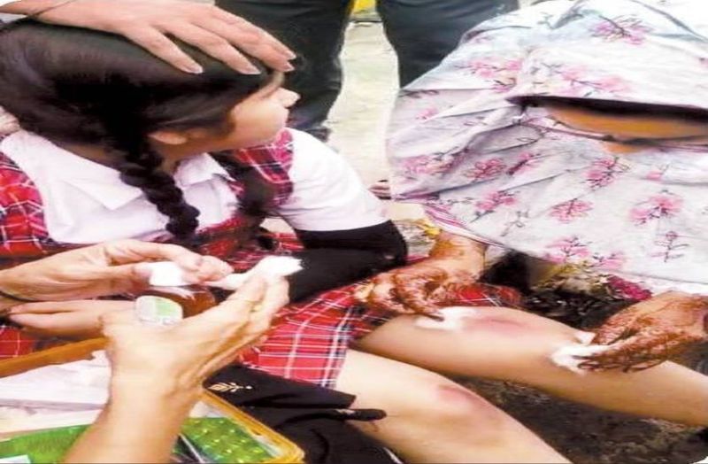 चलती ‘कॉलेज’ बस का गेट खुला...सड़क पर गिरी ‘क्वीन’, ...शुक्र है, सही-सलामत है!