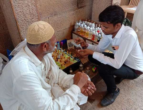 इत्र की खरीददारी