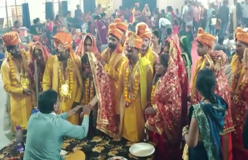 सामूहिक विवाह कार्यक्रम में 18 जोड़ों ने लिए फेरे, अधिकारीयों ने भी लिया हिस्सा और दिलाई मतदान की शपथ