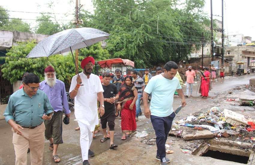 विधायक जुनेजा ने नाली साफ कराया, अफसरों पर भड़के