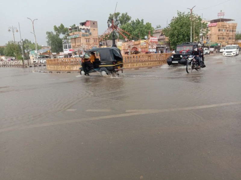 Video: दिन भर उमस ने भिगोया, बारिश ने दिलाया सुकून