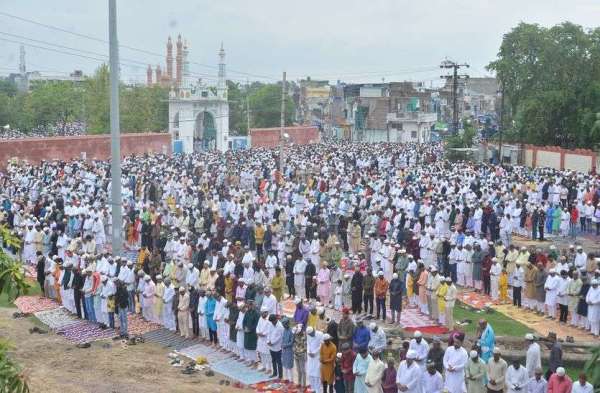 अकीदत से मनाई ईद, उमड़ा अकीदतमंदों का सैलाब....दे​खिये तस्वीरे
