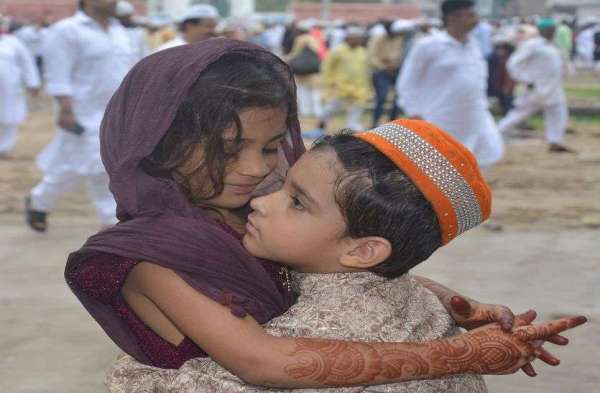 अकीदत से मनाई ईद, उमड़ा अकीदतमंदों का सैलाब....दे​खिये तस्वीरे