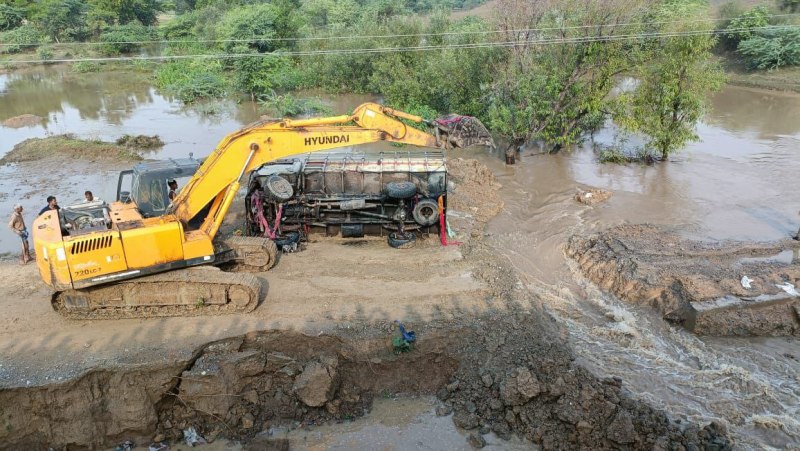 टोल टैक्स बचाने के फेर में कच्चे रास्ते से की यात्रा