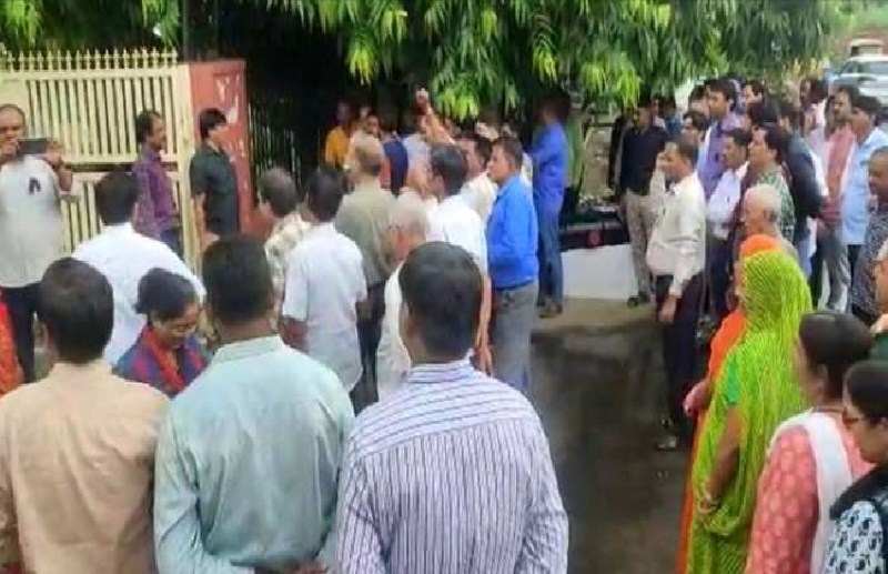 वेतन सीधे खाते में, फिर भी नियमित करने में आनाकानी