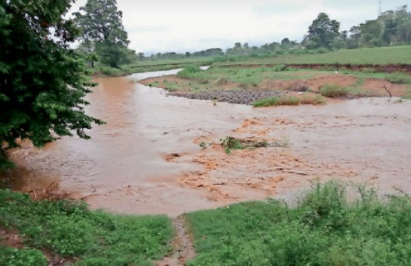 जान हथेली पर रख उफनते नाले को पार करना ग्रामीणों की मजबूरी, राशन के लिए जद्दोजहज