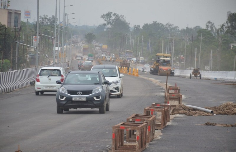 टाटीबंध चौक पर स्टॉपर से दो लेन, फ्लाईओवर पर एक लेन पर दौड़े छोटे वाहन