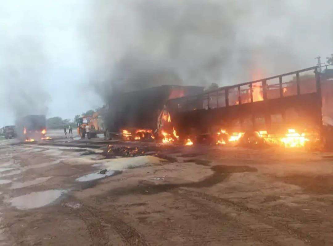 नींद की झपकी आते ही कंटेनर से भिड़ा ट्रक, डीजल टैंक फटने से 3 वाहनों में लगी आग, 5 लोग जिंदा जले