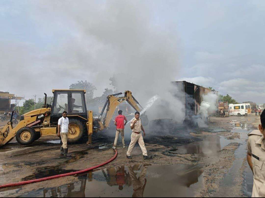 नींद की झपकी आते ही कंटेनर से भिड़ा ट्रक, डीजल टैंक फटने से 3 वाहनों में लगी आग, 5 लोग जिंदा जले