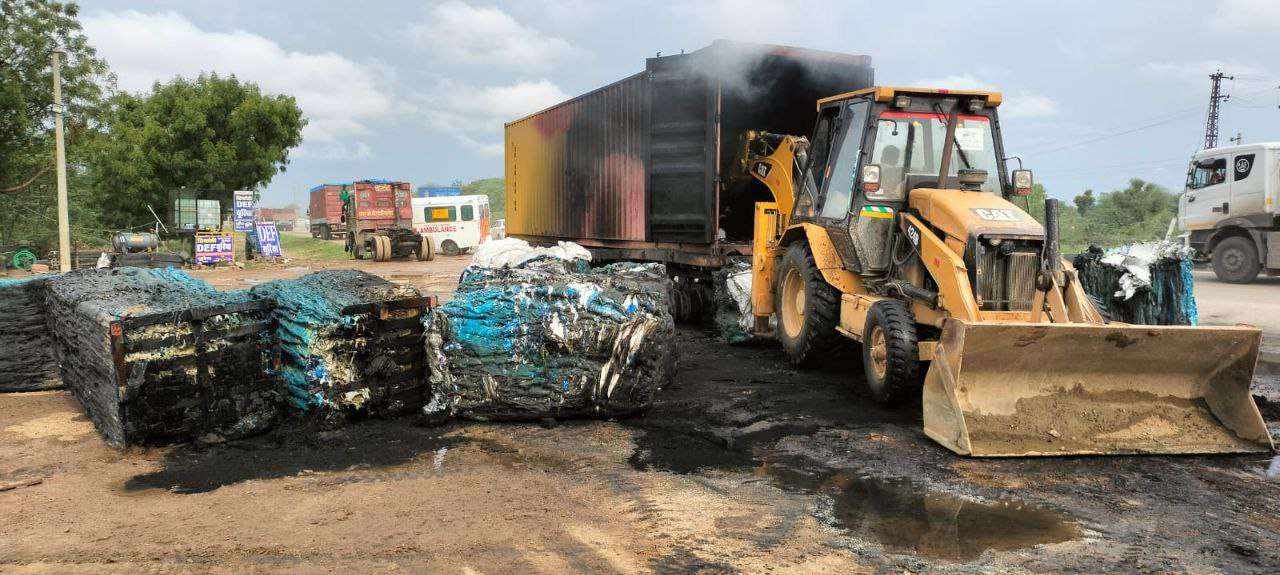 नींद की झपकी आते ही कंटेनर से भिड़ा ट्रक, डीजल टैंक फटने से 3 वाहनों में लगी आग, 5 लोग जिंदा जले