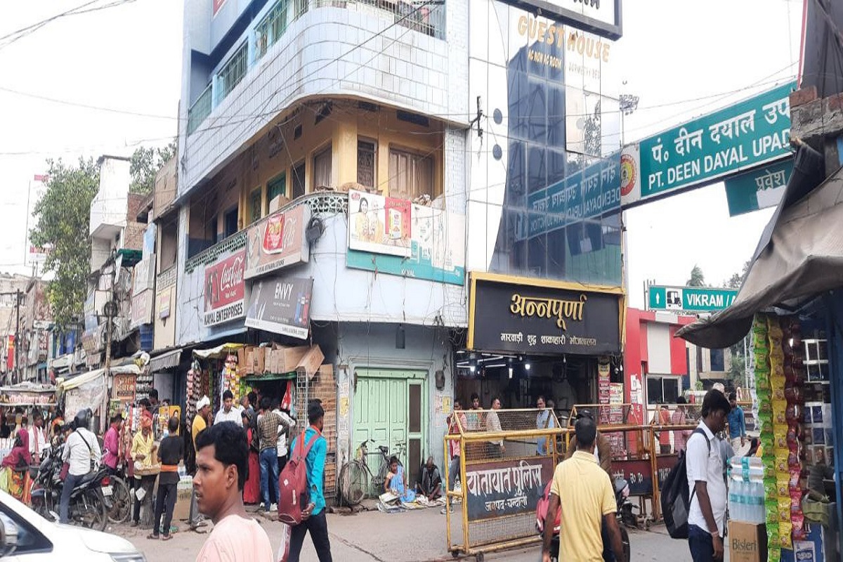 Chandauli news: डीडीयू नगर में दुकानों को तोड़े जाने की सूचना मिलते ही दुकानदारों
में मचा हड़कंप