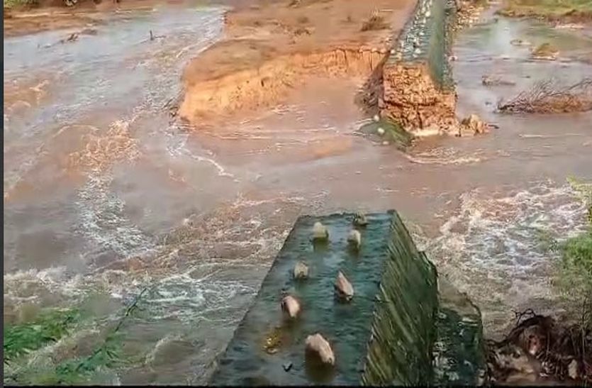 देखें वीडियो : सागरमती नदी के तेज बहाव की भेंट चढ़ा एनिकट