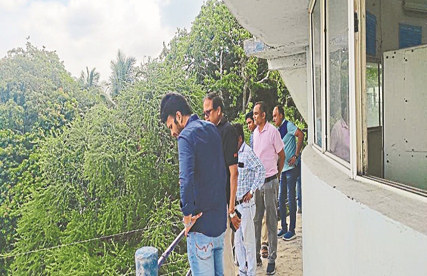 इंटकवेल में फंसी झाड़ियां, पानी के लिए तरसे 10 लाख लोग, शाम तक 60 फीसदी ही सप्लाई