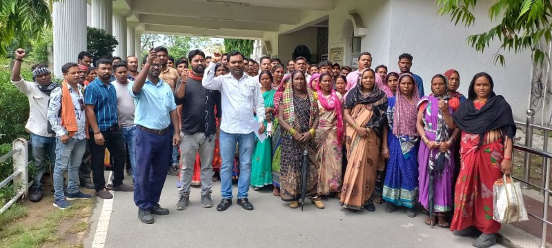 ठेका मजदूरों ने ठोकी ताल, नियमितीकरण के लिए हड़ताल