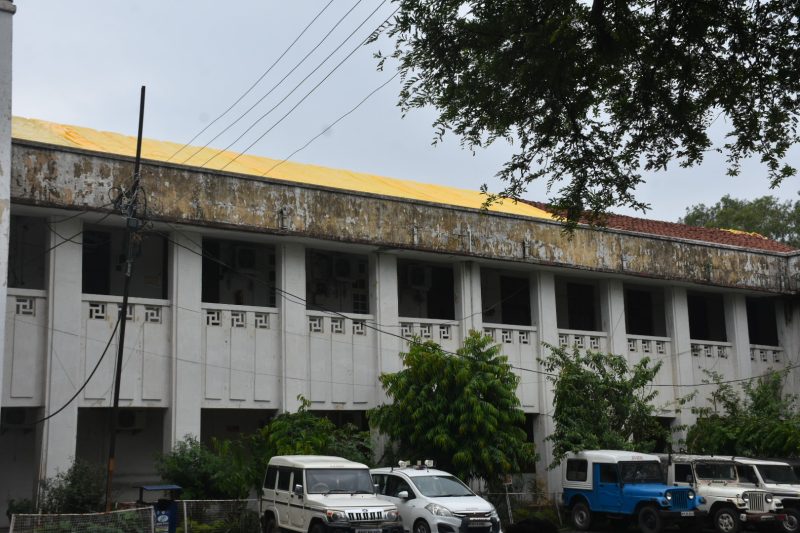 ऑफिस में टपक रही छत तो बंगला,आवास में दीमक और रिसती दीवार