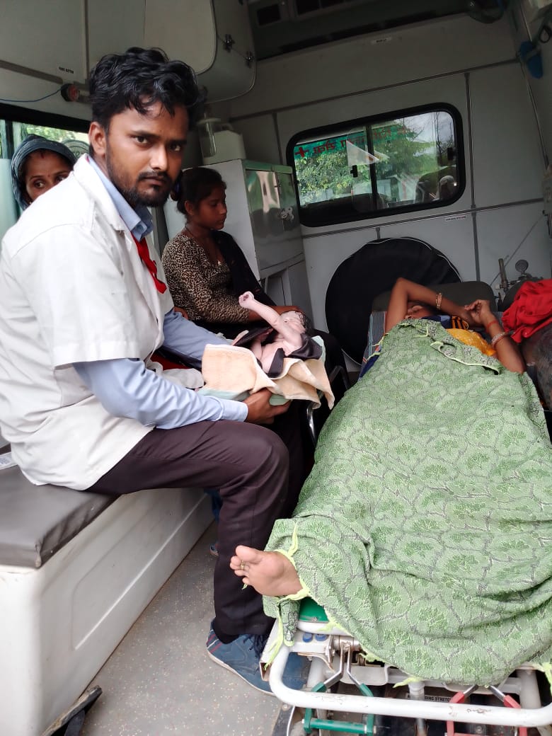 Moradabad News : देवदूत बनी 108 एंबुलेंस सेवा, बच्चे का एंबुलेंस में सकुशल हुआ जन्म