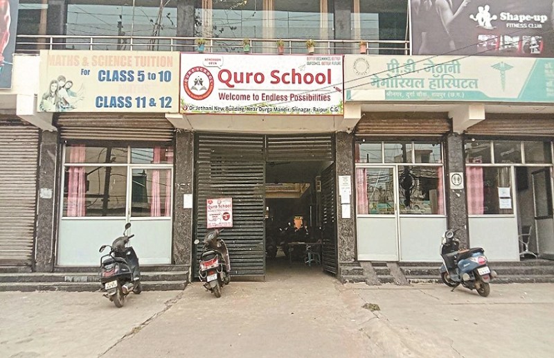 स्कूल बंद करने पर पालकों ने घेरा डीईओ ऑफिस, प्रबंधन को नोटिस