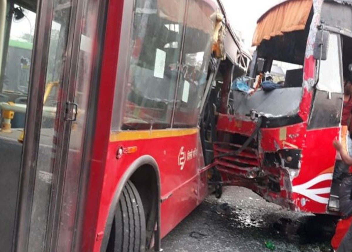 two_buses_collide_1.jpg