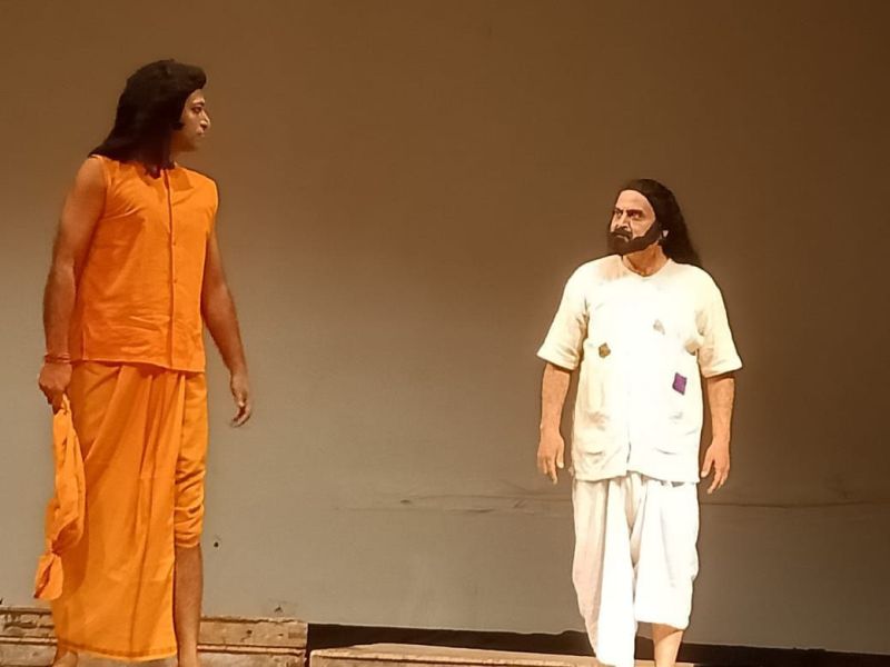 सामाजिक-धार्मिक कुरीतियों पर 'कबीरा खड़ा बाजार में' से कसा तंज