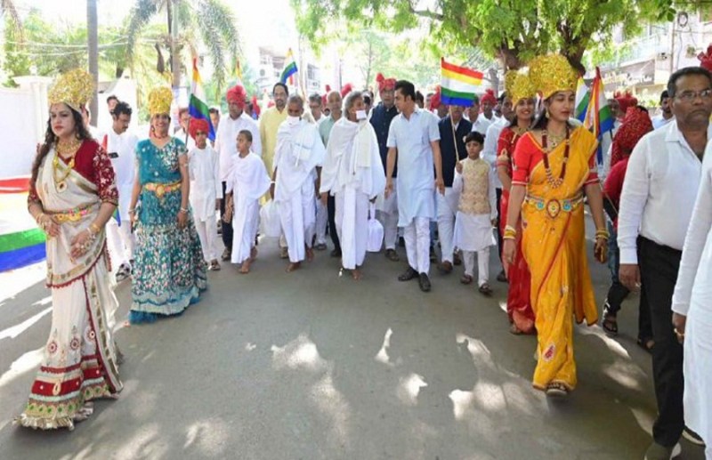 संत के दर्शन को सड़कों पर लगी भीड़, गवली सजाकर भक्त हुए नतमस्तक