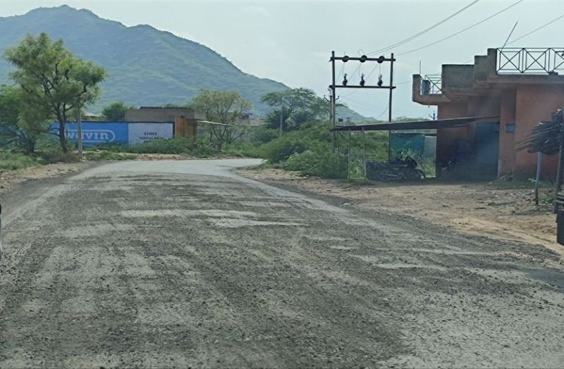 पहली बारिश में ही उधड़ गई सड़क, कई जगह अधूरा पड़ा है काम