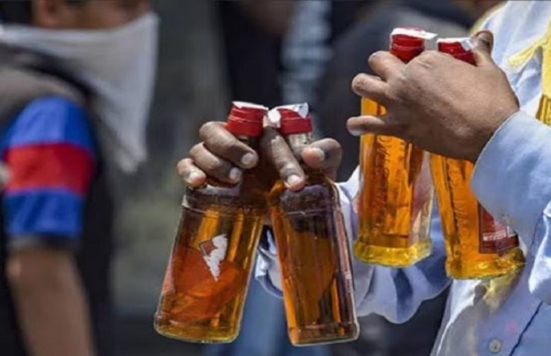 अवैध शराब बिक्री से लोगों में रोष, कलेक्ट्रेट में प्रदर्शन कर की कार्रवाई की मांग