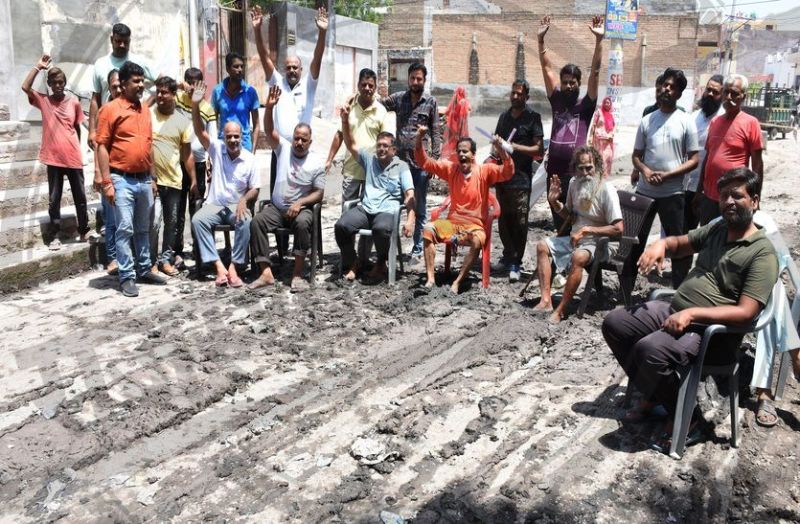 अनूठा प्रदर्शन - कीचड़ में बैठकर जताया विरोध