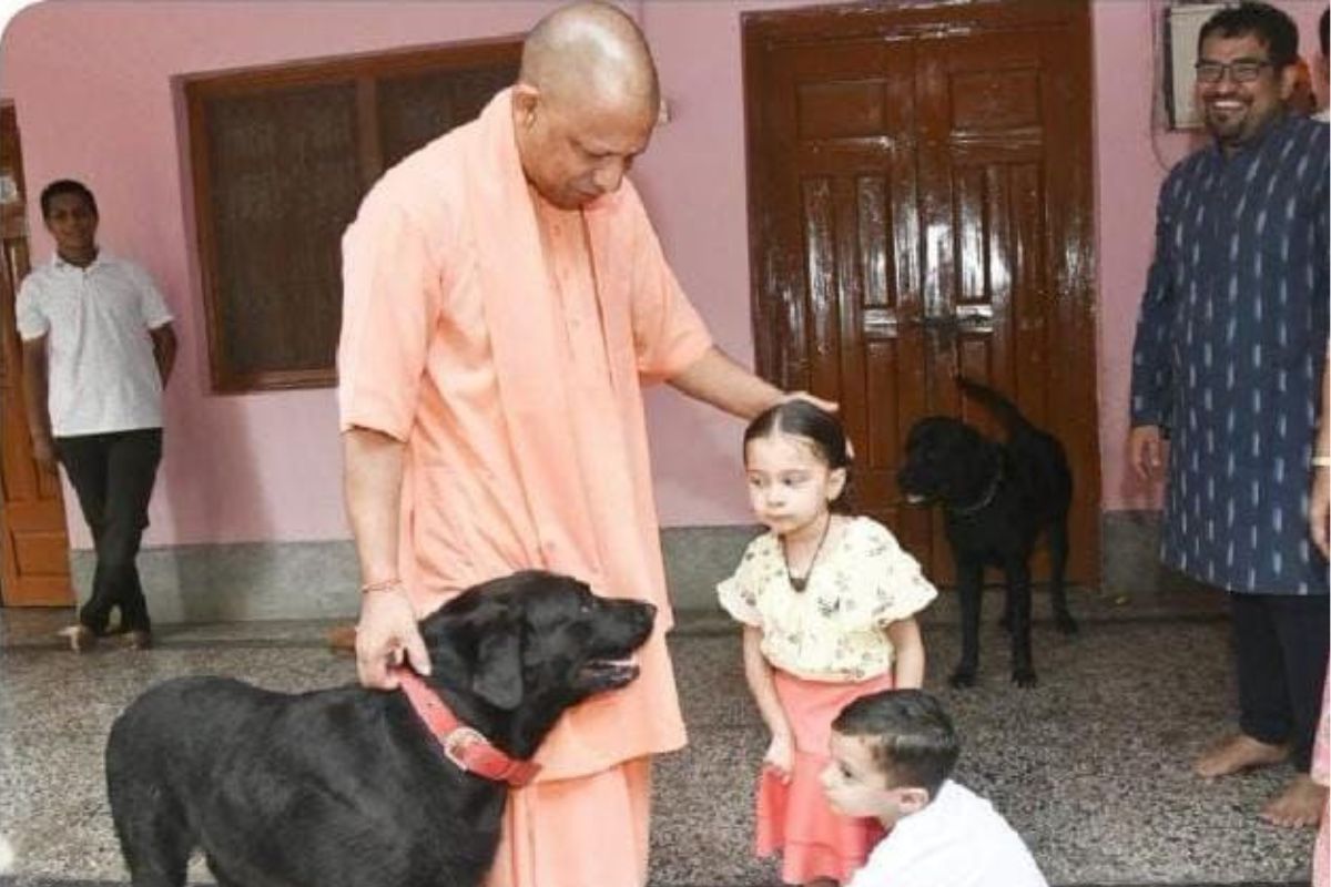 cm-yogi-gave-initiation-to-brother-and-sister-who-came-from-delhi