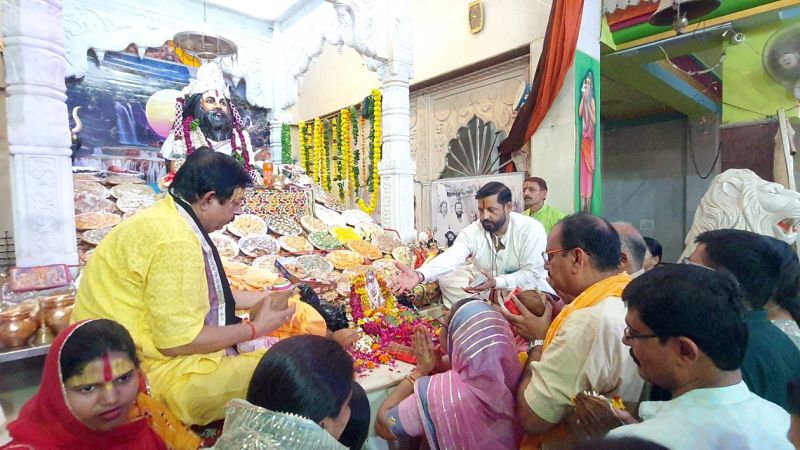 गुरु आश्रमों में गूंजे जयकारे, चरण पखार की स्तुति