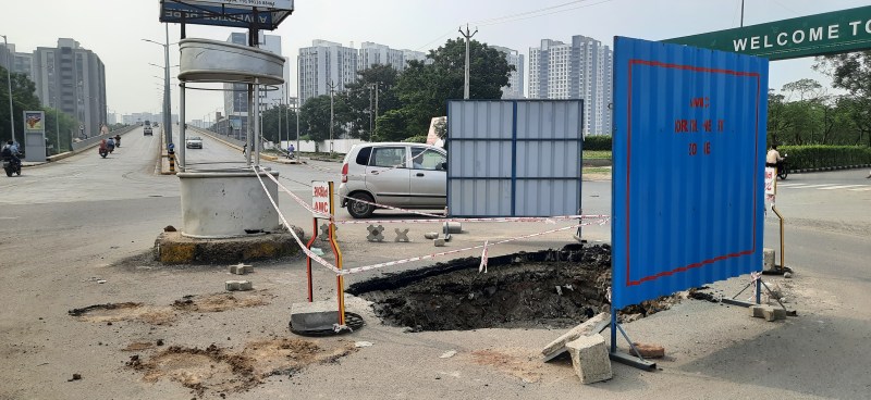 Ahmedabad: थम नहीं रहा रोड़ पर गड्ढे पड़ने का सिलसिला: कालूपुर, जगतपुर में भी बैठी सड़क
