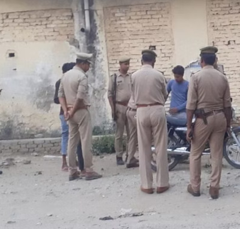 Meerut News: मेरठ में खाकी पर हमला, ग्रामीणों ने पुलिसकर्मियों को दौड़ा-दौड़ाकर पीटा
