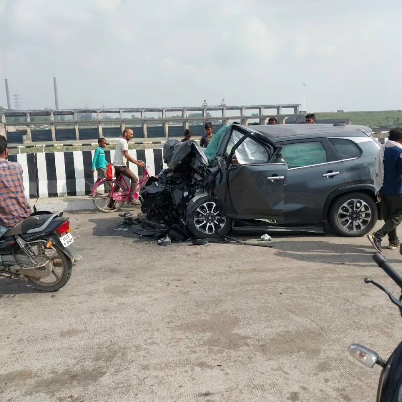 दर्री पुल पर ट्रेलर से भिड़ी कार, कारोबारी परिवार के तीन युवकों की दर्दनाक मौत