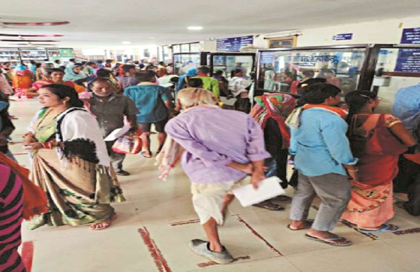 The crowd of patients increased in the district hospital