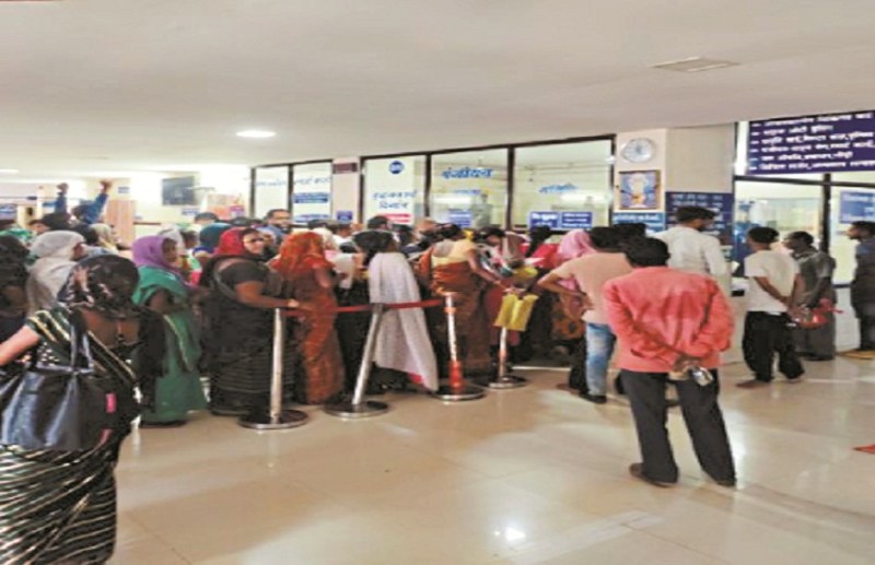 The crowd of patients increased in the district hospital