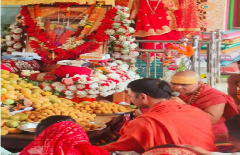 आरती कर श्रद्धालुओं ने लिया आशीर्वाद