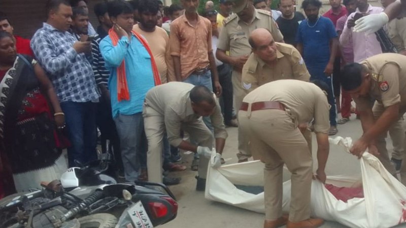 Unnao news: डंपर की टक्कर से बाइक सवार दो की मौत, आक्रोशित ग्रामीण बैठे सड़क पर
