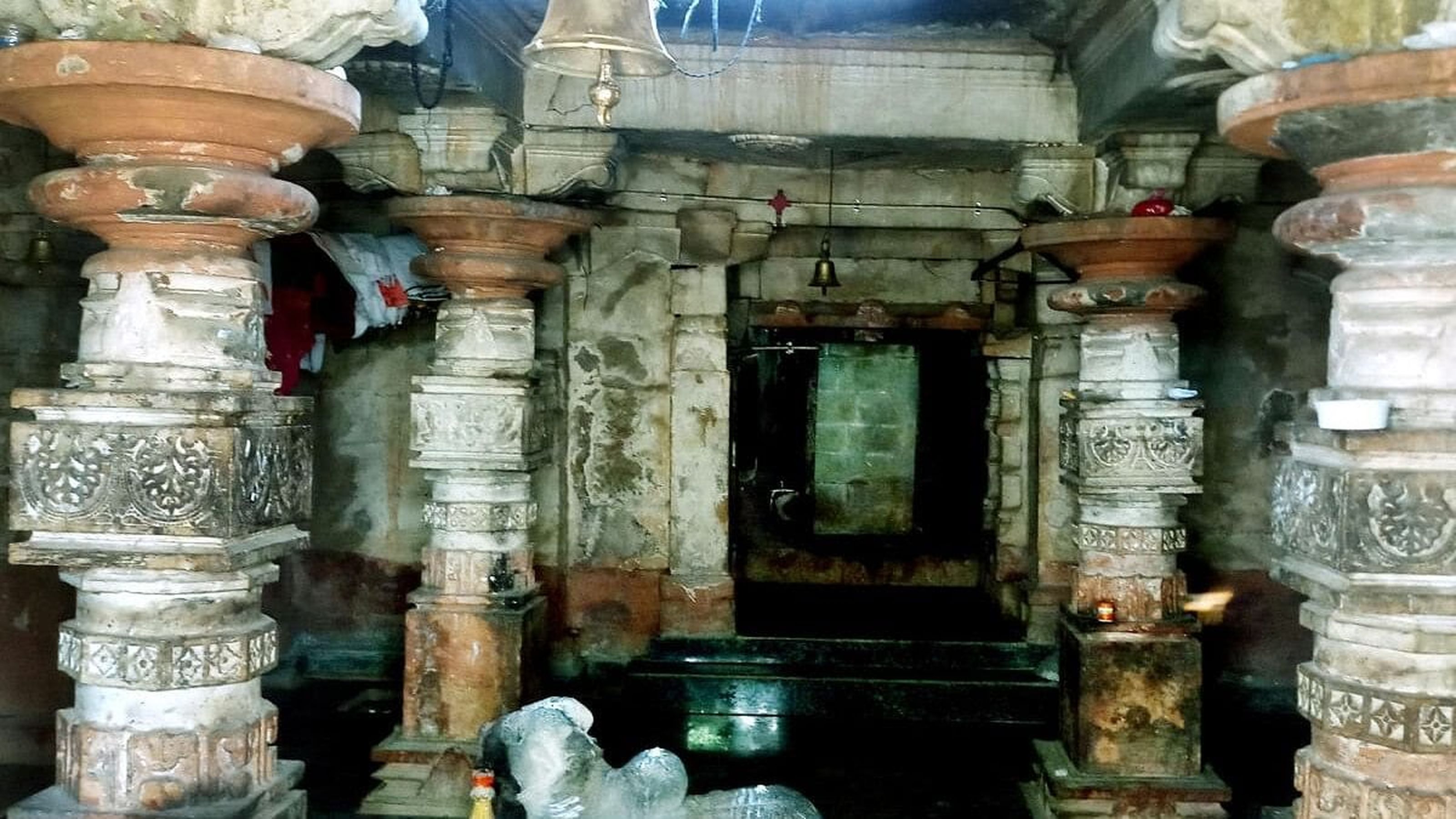 प्रत्येक कोने में गर्भगृह, तीनों में एक ही आकार के शिवलिंग