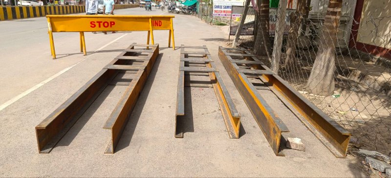 एक साल से टूटा हाइट बैरियर बनने के बाद भी नहीं लग पा रहा, नगर पालिका वह पुलिस में समन्वय नहीं