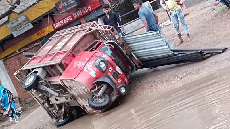 अनियंत्रित होकर पलटा लोडिंग वाहन