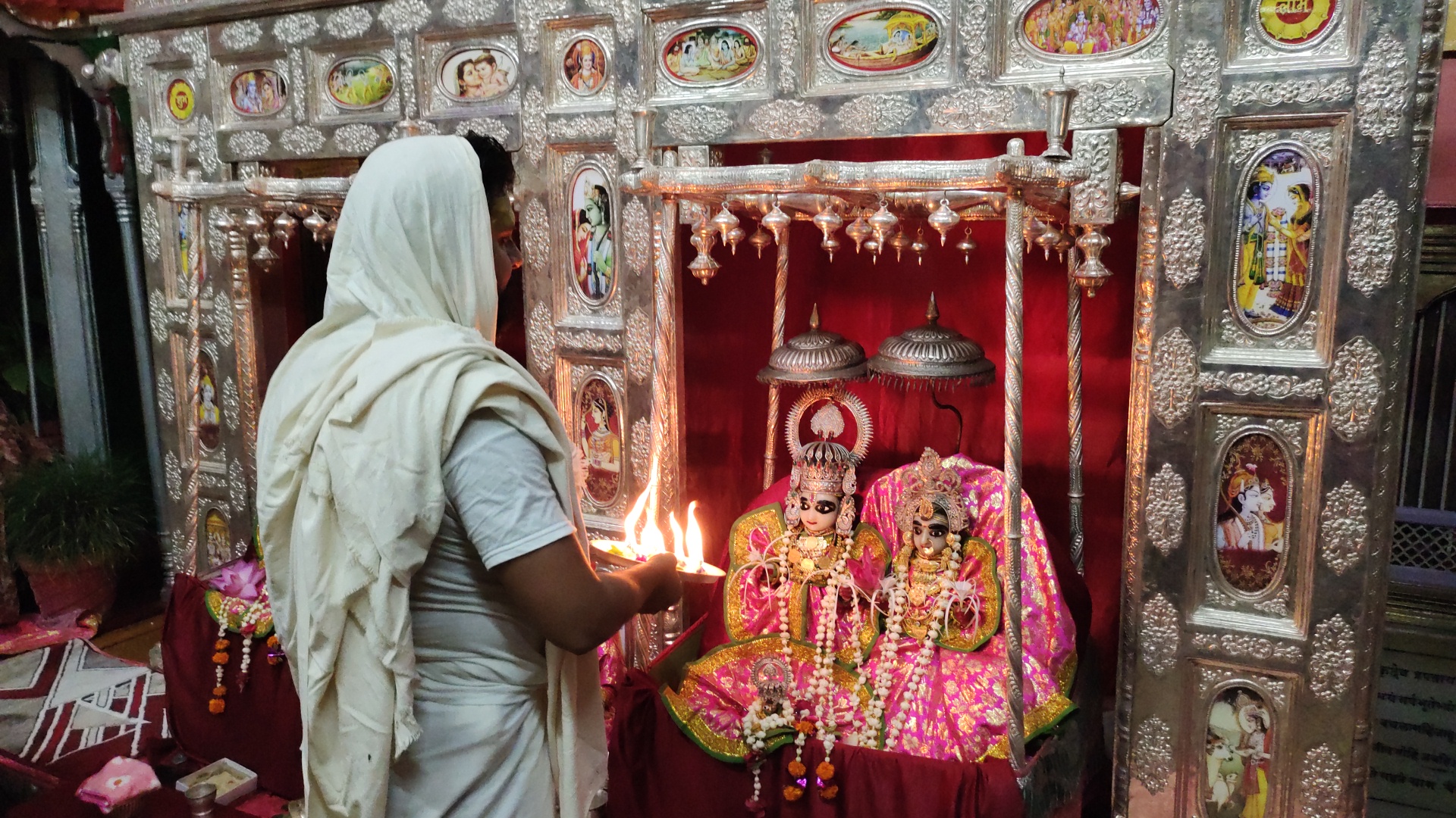 मंदिरों के गर्भगृह में पड़े सावन के झूले