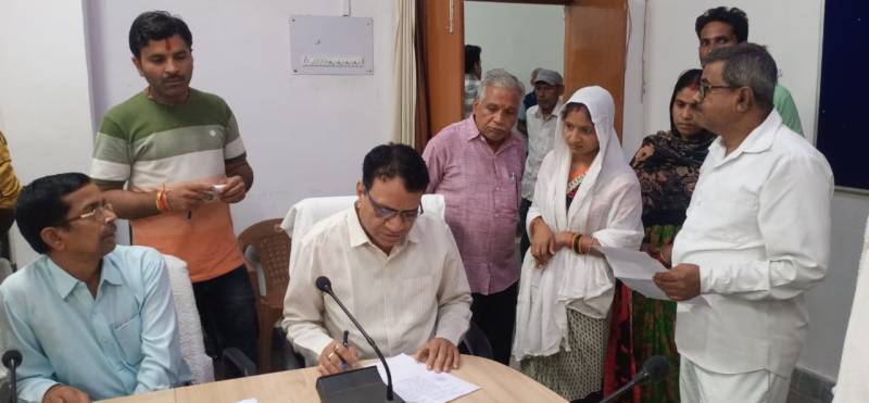 Complainant arrived in public hearing demanding to make transformer, Ayushman card and food slip